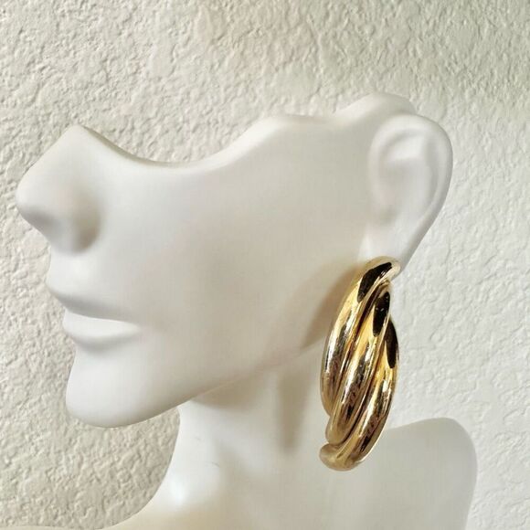Gold tone vintage earrings Jewelry - Gold tone vintage earrings
